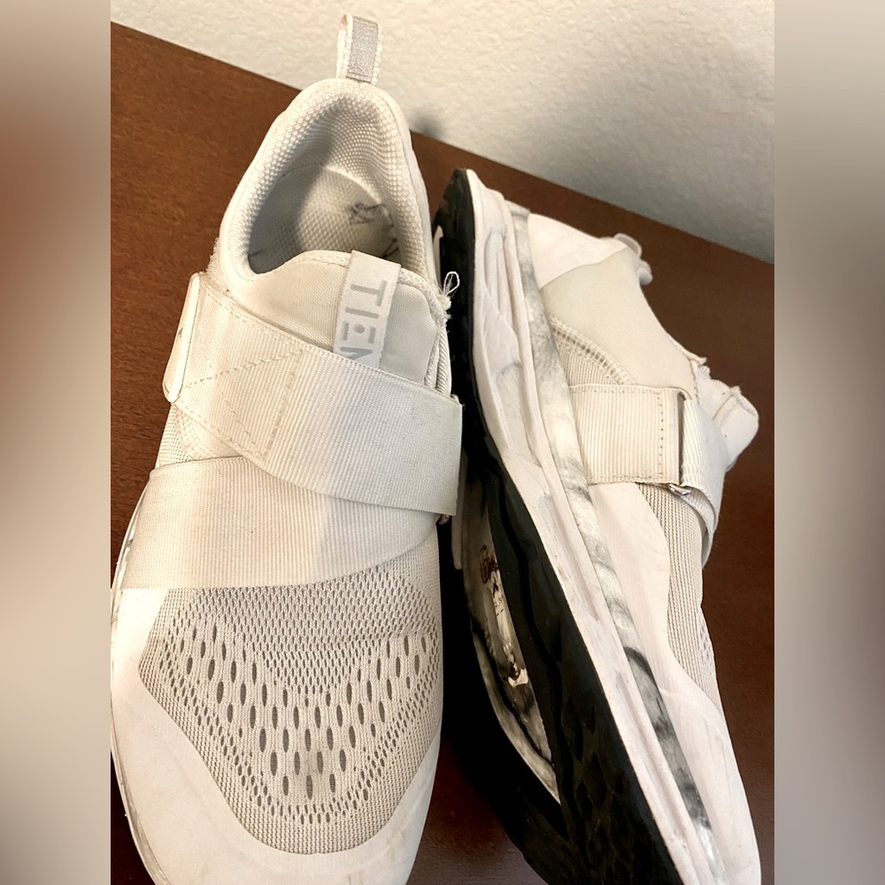 Tiems size 8, black and red with clips. White without clips. CycleBar